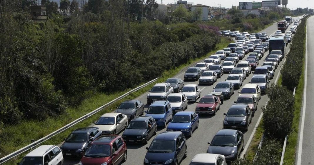 Αντιπαράθεση για τις ουρές χιλιομέτρων στις εθνικές οδούς την Κ. Δευτέρα