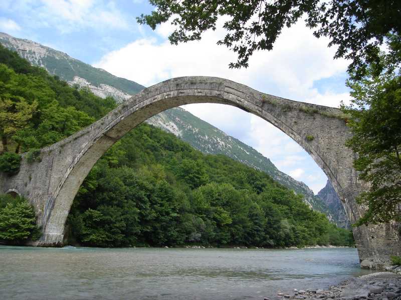 Στην τελική ευθεία η αναστήλωση του ιστορικού γεφυριού της Πλάκας