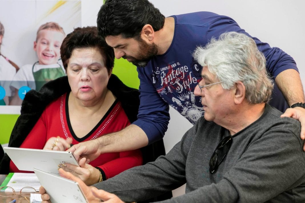Cosmote: Δωρεάν μαθήματα χρήσης των ψηφιακών μέσων για ηλικιωμένους