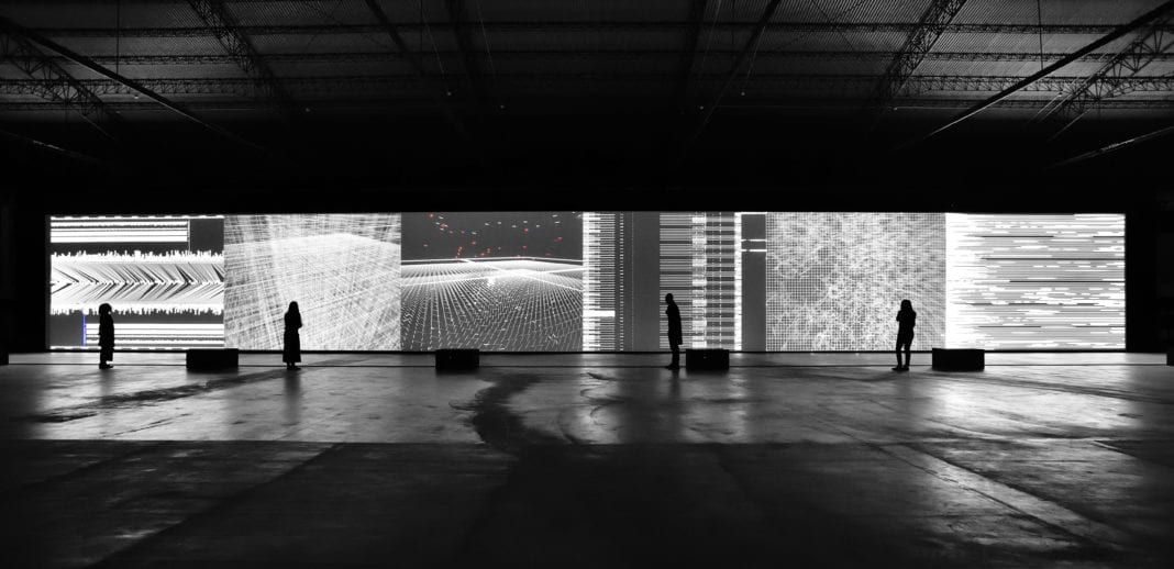 Η εγκατάσταση Data Flux [12XGA version] του Ryoji Ikeda παρουσιάζεται στη Στέγη του Ιδρύματος Ωνάση με τη στήριξη της COSMOTE