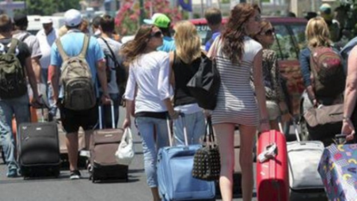 Με μοριακό τεστ η είσοδος στην Ελλάδα – Από ποιες διαβάσεις επιβάλλεται