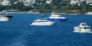 Τουριστικά γραφεία:  Αποκτούν τη δυνατότητα να ναυλώνουν επαγγελματικά σκάφη αναψυχής