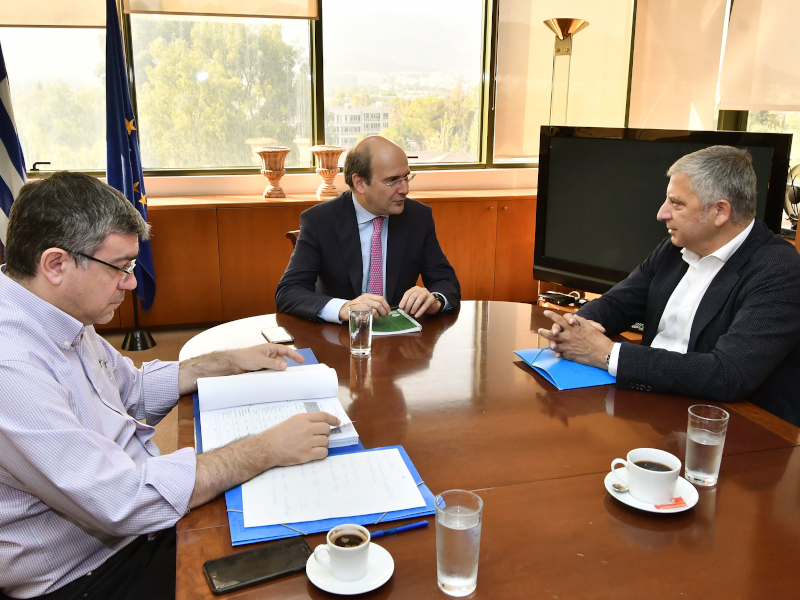 Η αντιμετώπιση του προβλήματος των απορριμμάτων στο επίκεντρο της συνάντησης Χατζηδάκη – Πατούλη