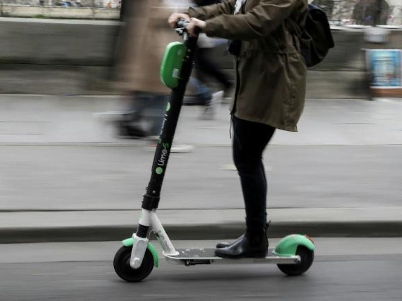DW: «Πληγή» τα ηλεκτρικά πατίνια στη Γαλλία