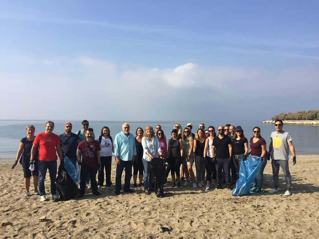 Η εταιρεία ταξιδιωτικής τεχνολογίας Amadeus Hellas καθαρίζει την παραλία Αλίμου