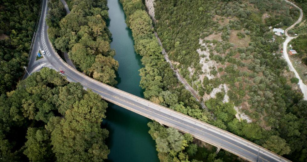 Κλείνει για οκτώ μήνες η γέφυρα του Πηνειού στα Τέμπη