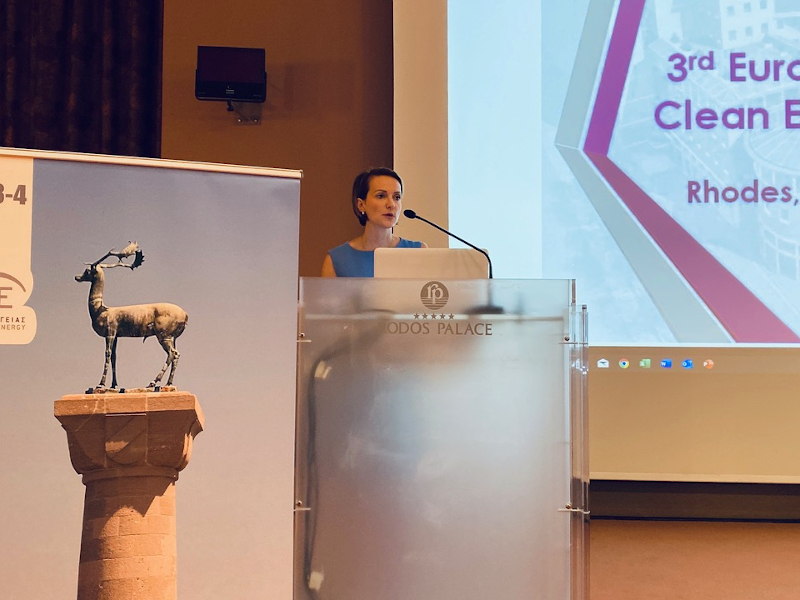 Αλεξάνδρα Σδούκου: Δημόσια διαβούλευση για τους υβριδικούς σταθμούς – Στόχος η εγκατάσταση 14.000 ΜW ΑΠΕ έως το 2030