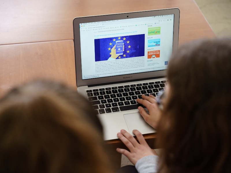 Διατηρώντας τα παιδιά ασφαλή στο διαδίκτυο: Ένας πρακτικός οδηγός για γονείς