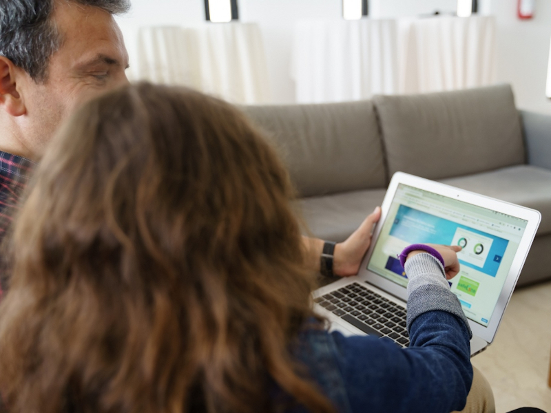 Μόνο το 35% των γονιών έχει τον απόλυτο έλεγχο της διαδικτυακής δραστηριότητας του παιδιού του