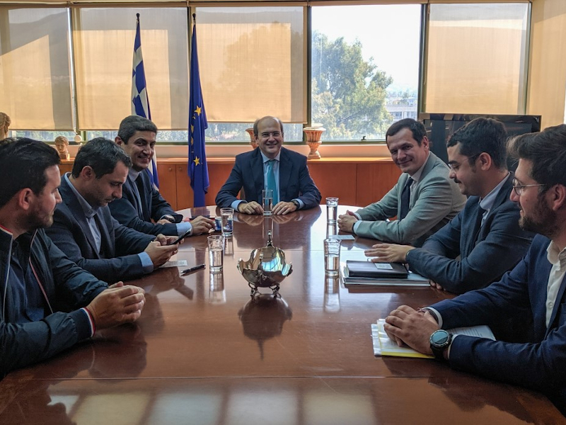 Συνάντηση Χατζηδάκη, Μανουσάκη με τον δήμαρχο Μαλεβιζίου, Ν. Ηρακλείου για την ηλεκτρική διασύνδεση Κρήτης-Αττικής