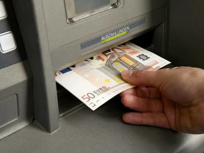 Τράπεζες: νέες χρεώσεις ακόμη και για ερώτηση υπολοίπου