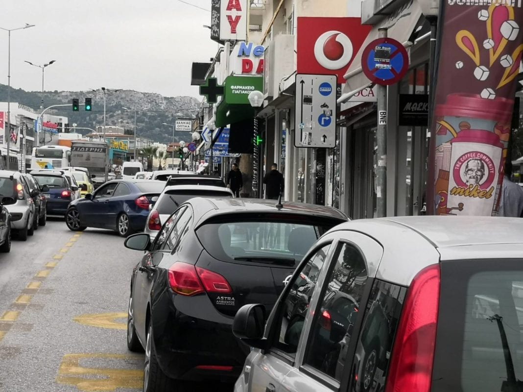 Ξεχασμένες … λεωφορειολωρίδες – Έχουν μετατραπεί σε τεράστια  παρκινγκ για ΙΧ ενώ οι επιβάτες στενάζουν στις στάσεις