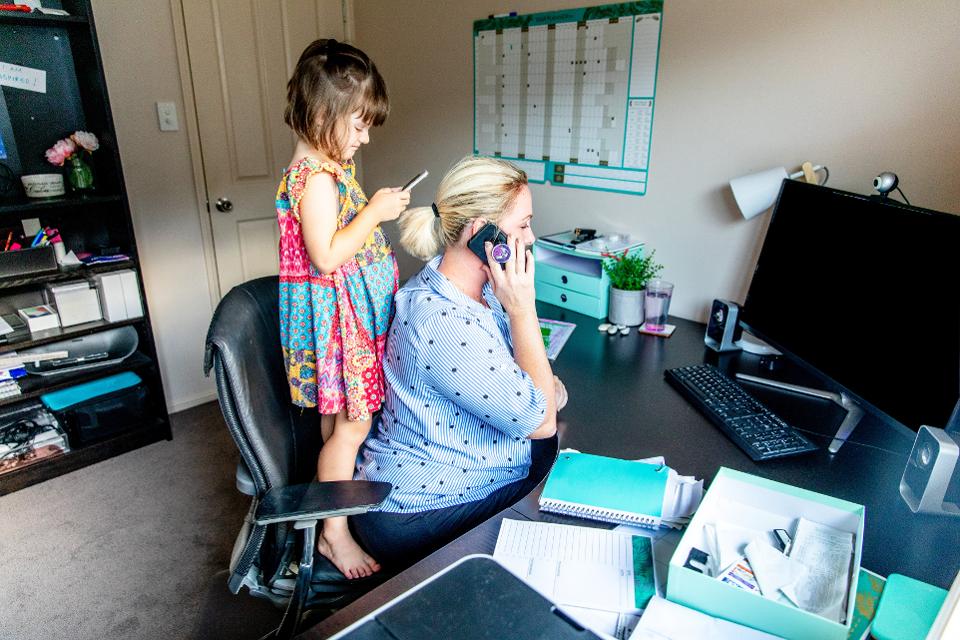 Πανδημία και τηλεργασία «επιβαρύνουν» περισσότερο τις γυναίκες