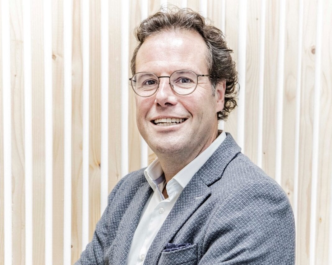 Διεθνής μεταγραφή για το public.gr