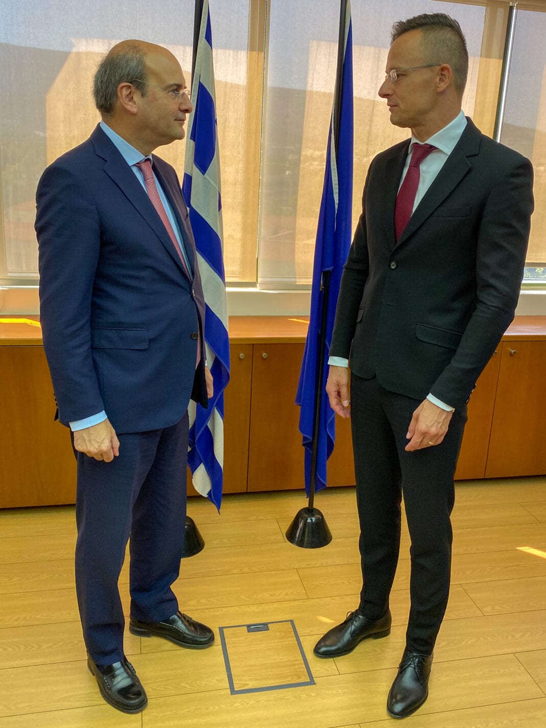 Συνάντηση του υπουργού Περιβάλλοντος Κ. Χατζηδάκη με τον υπουργό Εξωτερικών της Ουγγαρίας Peter Szijjaerto