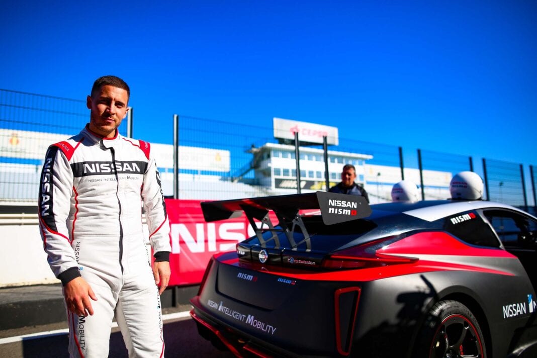 Ο άσος του ποδοσφαίρου Eden Hazard βιώνει τη δύναμη των Nissan EVs