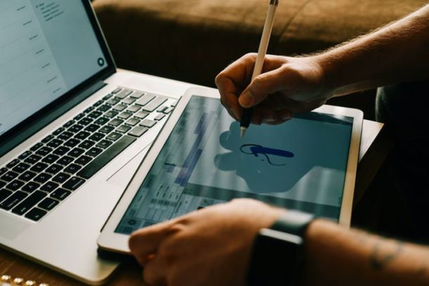 Οι απειλές για τους εργαζόμενους από την ψηφιοποίηση της εργασίας στην Ελλάδα