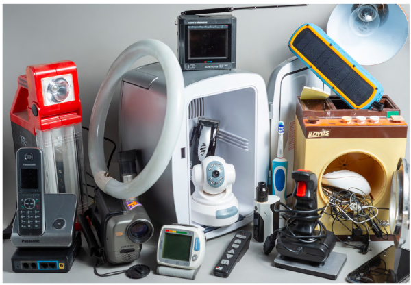 Πνιγμένοι στα e-σκουπίδια: Μέχρι το φεγγάρι φτάνουν τα αχρησιμοποίητα smartphones