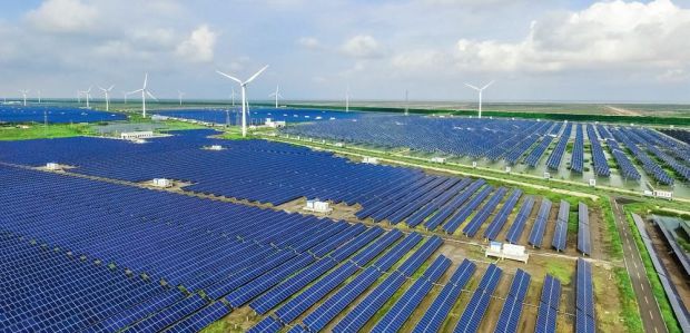 Οι τηλεπικοινωνιακές εταιρείες ανταποκρίνονται στις «κλήσεις» και περνούν στις ΑΠΕ