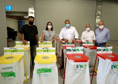 Περιφέρεια Αττικής: Παρέδωσε στο Δήμο Αγ. Δημητρίου ένα σύγχρονο απορριμματοφόρο, κάδους συλλογής βιοαποβλήτων και κυτία εσωτερικής ανακύκλωσης
