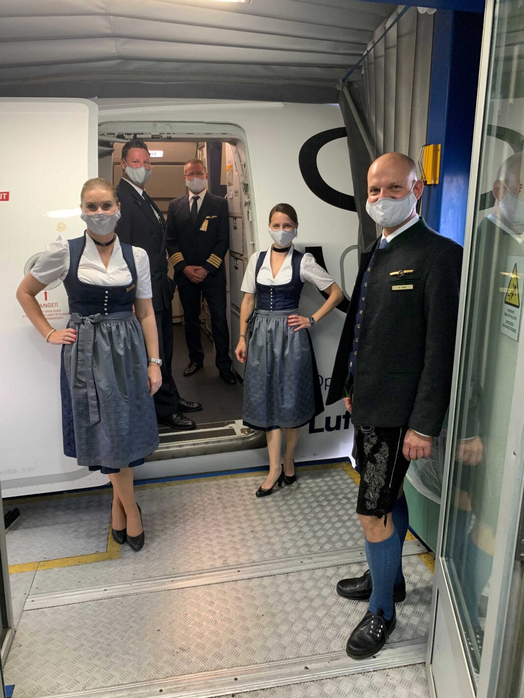 Το πλήρωμα της Lufthansa απογειώθηκε και φέτος φορώντας παραδοσιακές βαυαρικές ενδυμασίες για το Oktoberfest