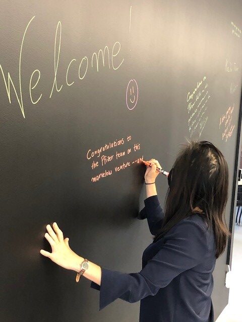 Στο ψηφιακό κέντρο τεχνολογίας και καινοτομίας της Pfizer η Γενική Πρόξενος των ΗΠΑ στην Θεσσαλονίκη