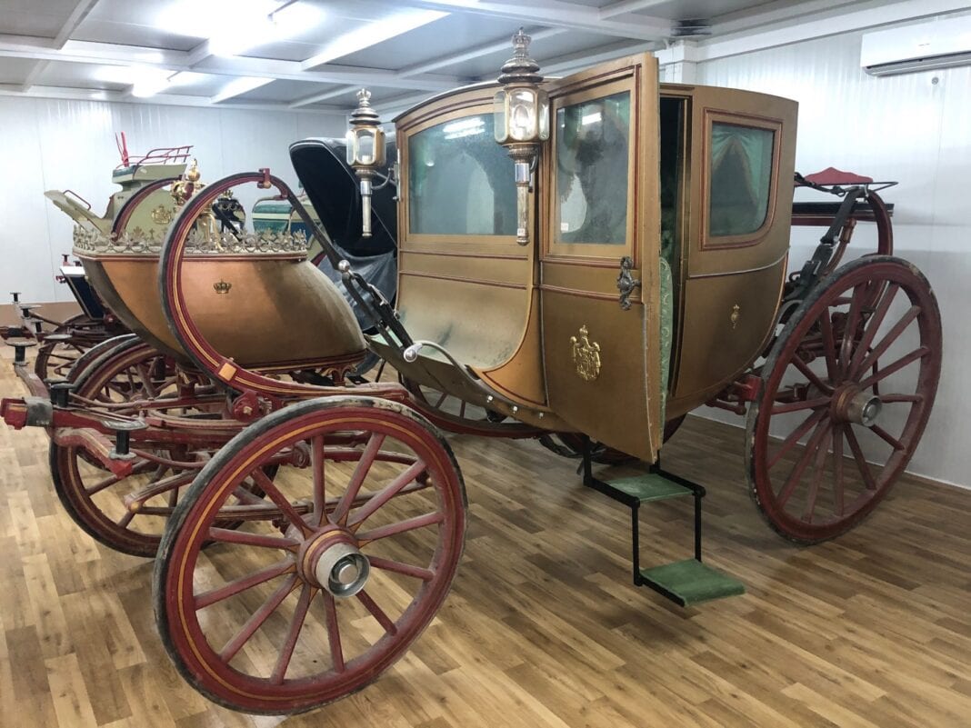 Ολοκληρώθηκε η εκκένωση του Στάβλου και η μεταφορά των αμαξών στο Τατόϊ