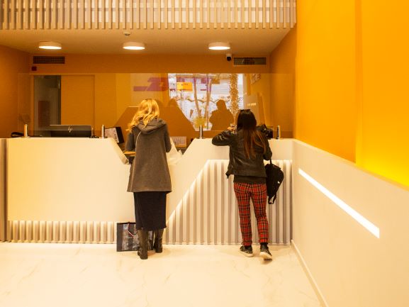 Η DHL ενισχύει την παρουσία της στα Νότια Προάστια, με νέο κατάστημα στη Γλυφάδα