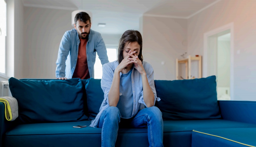 Όταν ένας σύντροφος παρακολουθεί το κινητό σας: Οδηγός επιβίωσης από stalkerware