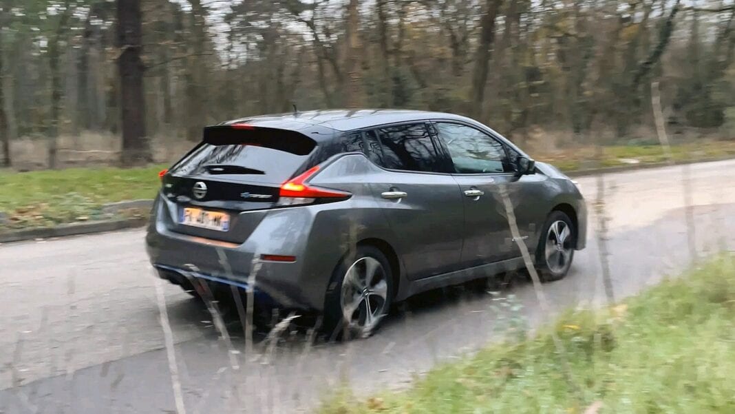 Συντροφιά με ένα ηλεκτρικό αυτοκίνητο στην Πόλη του φωτός