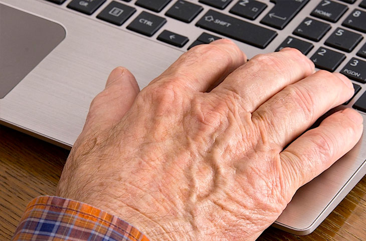 Οι Έλληνες άνω των 65 ετών ψωνίζουν πλέον συστηματικά online