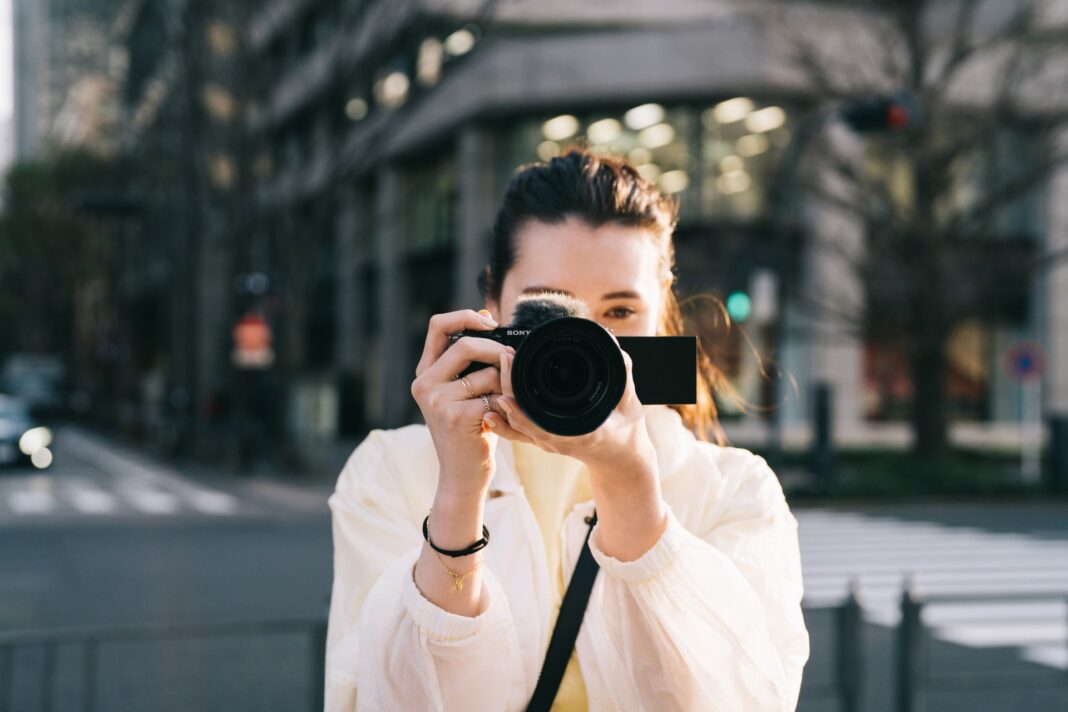 Sony: Νέα vlog camera ZV-E10 με εναλλάξιμους φακούς για vloggers και δημιουργούς βίντεο