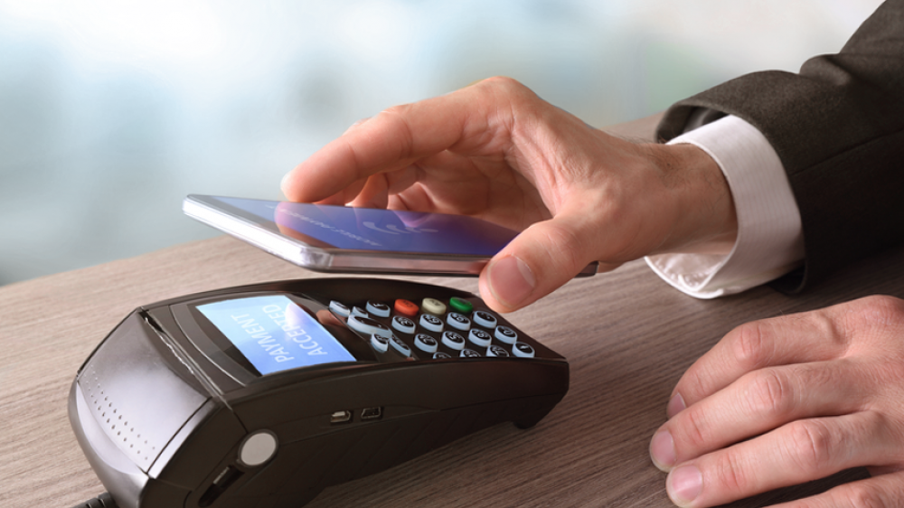 Οι Έλληνες ανακαλύπτουν το ψηφιακό πορτοφόλι: 1 στους 3 πληρώνει με digital wallet