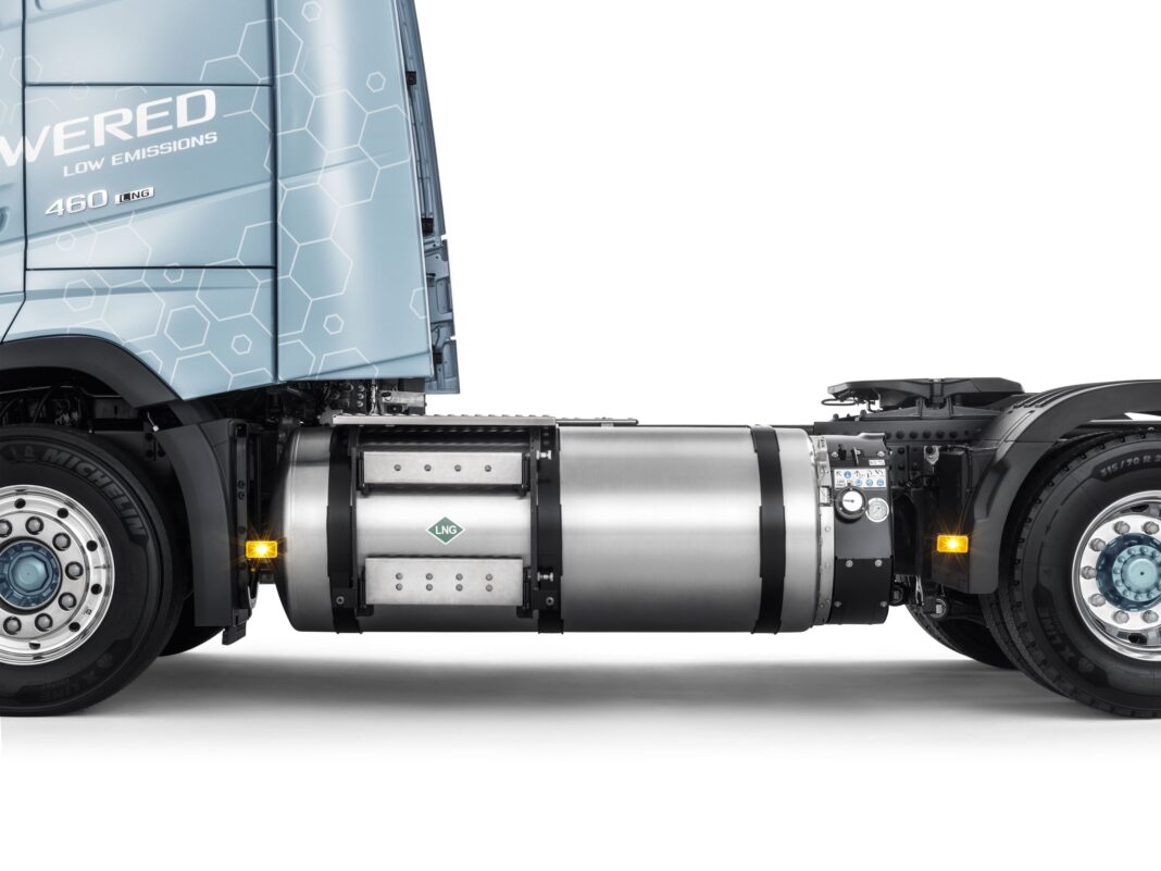 Ο Όμιλος Επιχειρήσεων Σαρακάκη, ο ΤΙΤΑΝ και η BlueFuel συνεργάζονται για «καθαρές» μεταφορές μεγάλων αποστάσεων