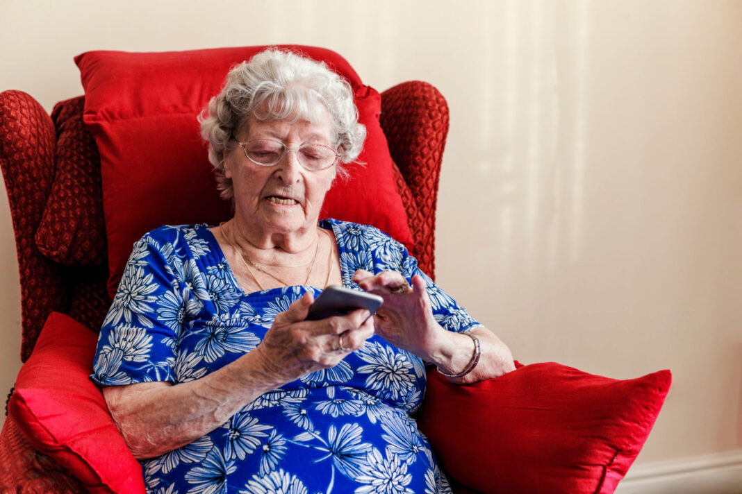 Το 94% των Ελλήνων σερφάρει στο internet – Εκτοξεύθηκε η χρήση στις ηλικίες 65-74