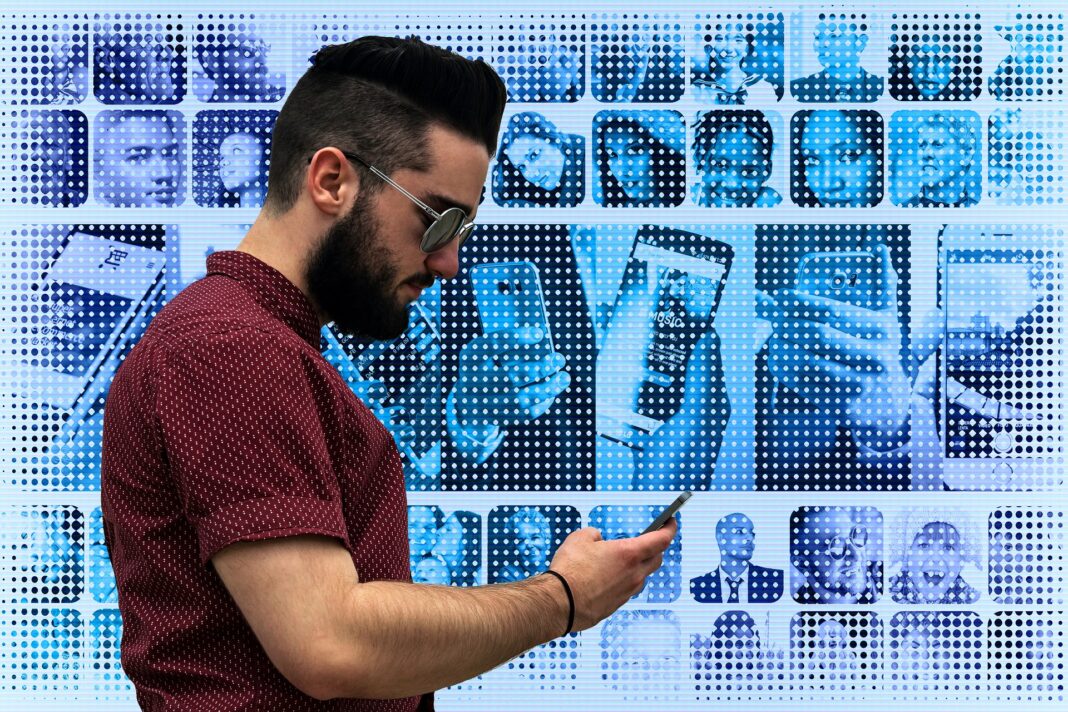 Doomscrolling: Mήπως είστε “κολλημένοι” με τις αρνητικές ειδήσεις;