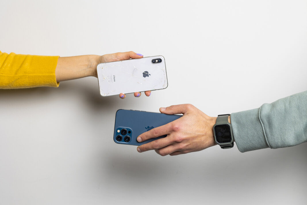 Οι μισοί Έλληνες έχουν αγοράσει 3-4 smartphones την τελευταία πενταετία