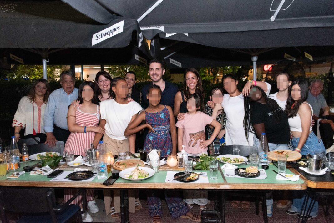  Η μεγάλη έκπληξη της Δόμνας Μιχαηλίδου και του Μιχάλη Χατζηγιάννη στα κορίτσια από το Χατζηκυριάκειο Ίδρυμα