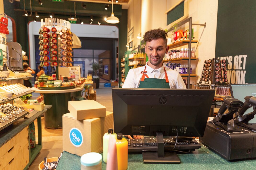 Wolt Drive: Η νέα υπηρεσία για ηλεκτρονικά καταστήματα από την Wolt στην Ελλάδα