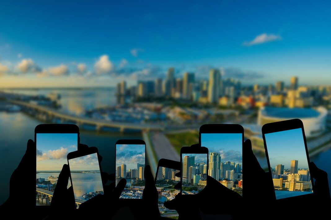 Πτώση στις πωλήσεις, άνοδος στα έσοδα στην αγορά smartphones το Β’ τρίμηνο του 2025