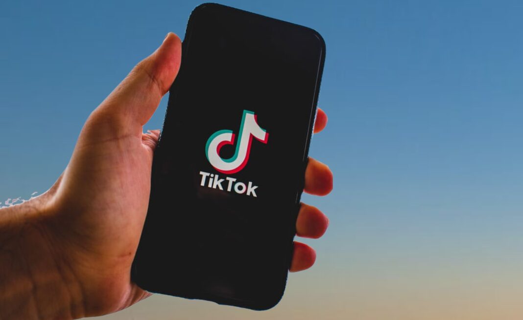 Έρευνα από την ΕΕ σε TikTok και YouTube για προστασία ανηλίκων