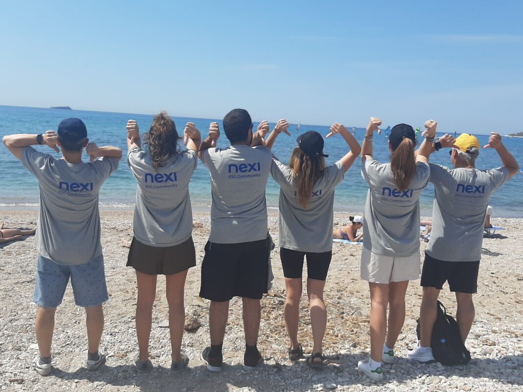 Οι εθελοντές της Nexi Ελλάδος απομάκρυναν 96 κιλά απορριμμάτων από την παραλία της Βάρκιζας