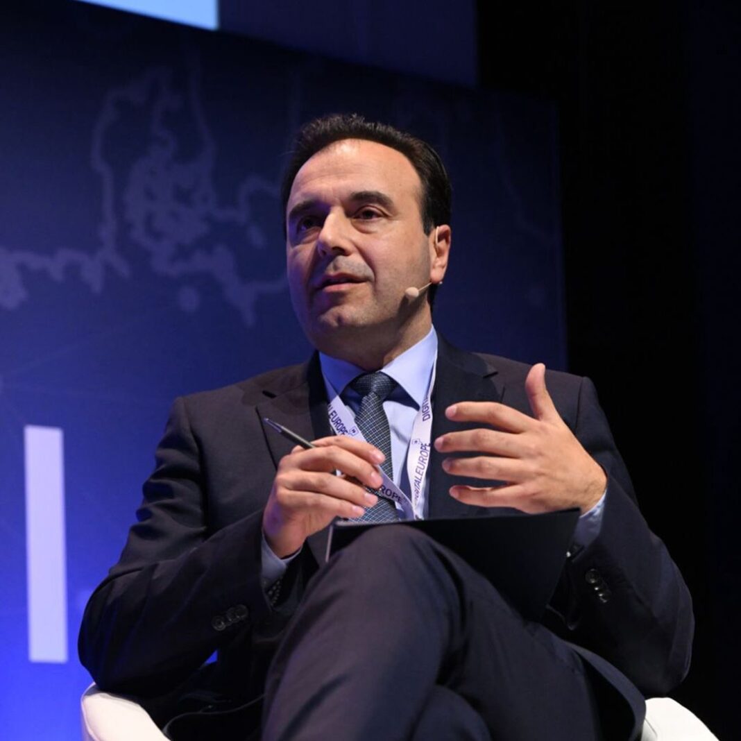 Δ. Παπαστεργίου: Παράγοντας ενδυνάμωσης των δημοκρατιών η τεχνητή νοημοσύνη