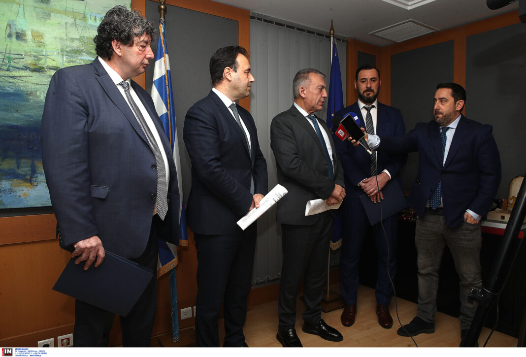 Γήπεδα: Γ. Βρούτσης και Δ. Παπαστεργίου παρέδωσαν στους προέδρους των Super League και Basket League την ΚΥΑ για την ταυτοποίηση των κατόχων εισιτηρίων