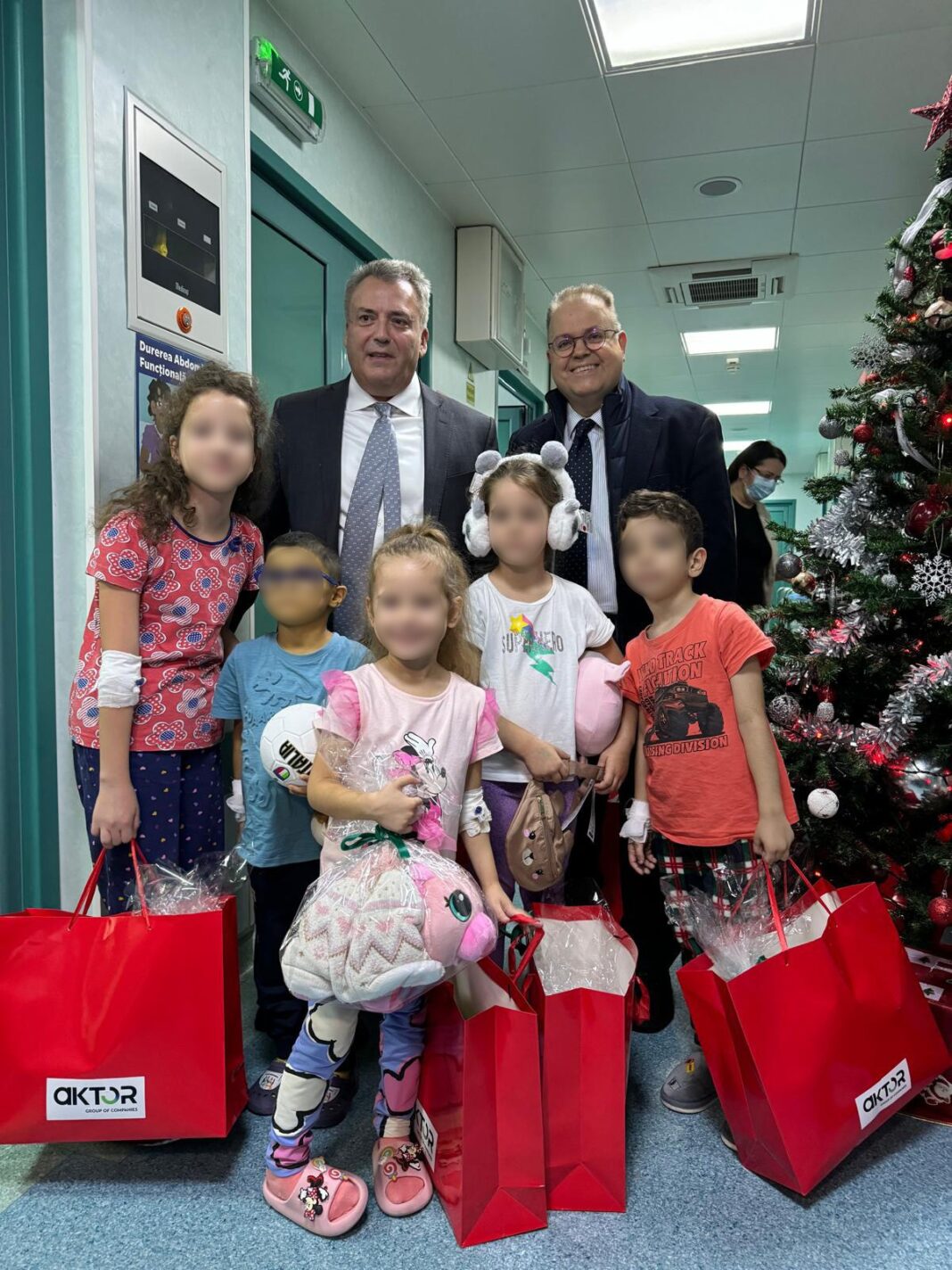 Χριστουγεννιάτικα δώρα για 300 παιδιά που νοσηλεύονται σε νοσοκομεία του Βουκουρεστίου