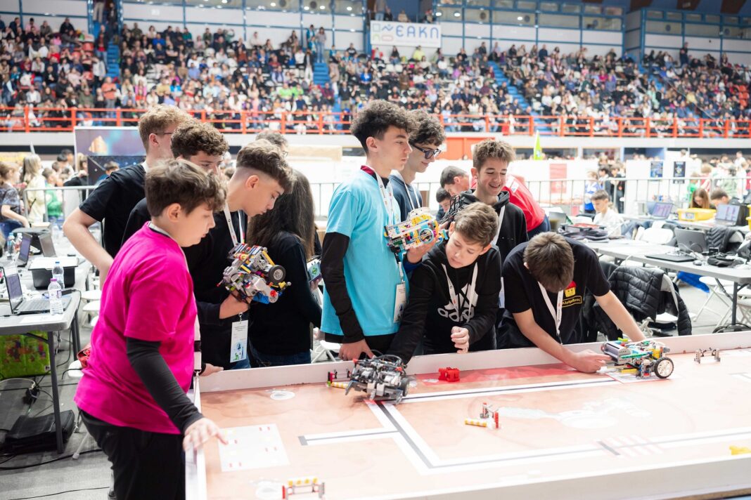 Ρομποτικές λύσεις AI παρουσίασαν οι μαθητές στον τελικό του Πανελλήνιου Διαγωνισμού STEM 2025, με στρατηγικό συνεργάτη την COSMOTE