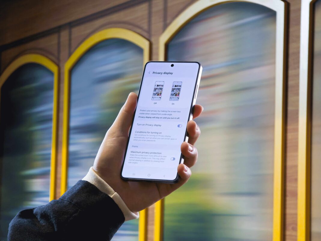 Πάνω από 1 στους 2 Ευρωπαίους που συμμετείχαν σε έρευνα της Samsung, παραδέχονται ότι κοιτάζουν την οθόνη του κινητού αγνώστων σε δημόσιους χώρους