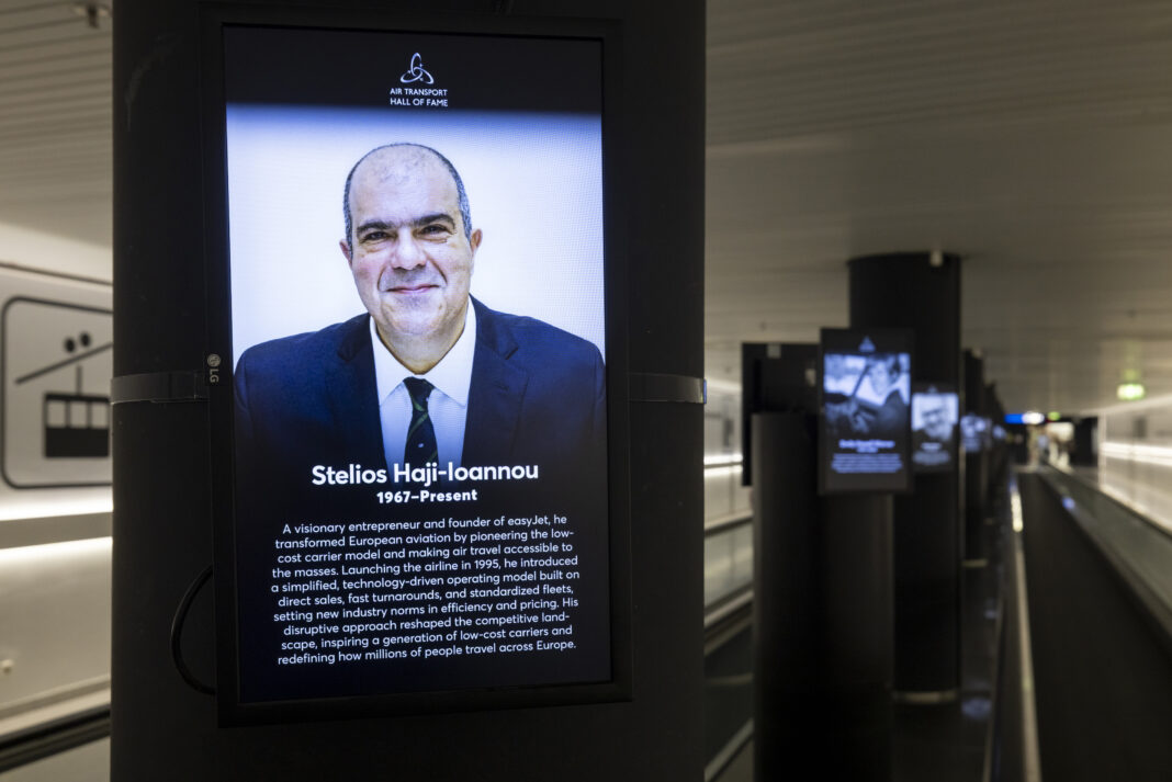 Ο Sir Στέλιος Χατζηιωάννου στο Air Transport Hall of Fame στο Διεθνή Αερολιμένα Αθηνών